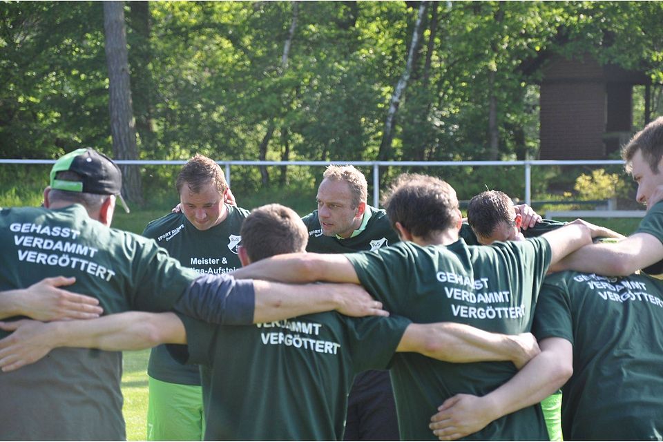 Als verschworene Einheit will Aufsteiger TuS Engter in der Kreisliga bestehen, mittendrin Trainer Uwe Grafe. Foto: Matthias Benz