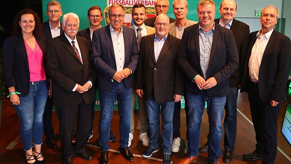 Das neue Präsidium des Fußballverbandes Rheinland setzt sich zusammen aus (von links) Michaela Breuer-Hück (Vizepräsidentin Frauen & Mädchen), Andreas Rockenbach (Vizepräsident Finanzen), Walter Desch (Ehrenpräsident), Dennis Gronau (Geschäftsführer), Gregor Eibes (Präsident), Arianit Besiri (Vizepräsident für sozial- und gesellschaftspolitische Aufgaben), Karlheinz Doerschel (Vizepräsident für Angelegenheiten der Fußballkreise), Prof. Dr. Lutz Thieme (Vizepräsident Verbands- und Vereinsentwicklung), Jörg Müller (Vizepräsident für Qualifizierung), Marco Schütz (Vizepräsident Senioren), Achim Kroth (Vizepräsident Recht) und Thomas Schmittgen (Vizepräsident Schiedsrichter). Es fehlt der terminlich verhinderte Vizepräsident Jugend, Dr. Michael Wilkes.