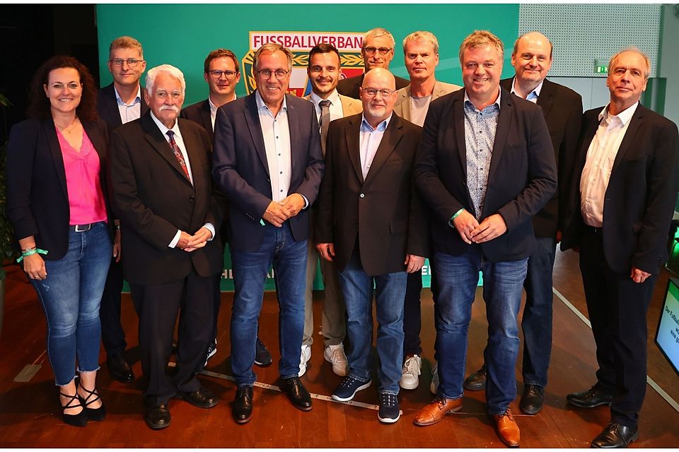 Das neue Präsidium des Fußballverbandes Rheinland setzt sich zusammen aus (von links) Michaela Breuer-Hück (Vizepräsidentin Frauen & Mädchen), Andreas Rockenbach (Vizepräsident Finanzen), Walter Desch (Ehrenpräsident), Dennis Gronau (Geschäftsführer), Gregor Eibes (Präsident), Arianit Besiri (Vizepräsident für sozial- und gesellschaftspolitische Aufgaben), Karlheinz Doerschel (Vizepräsident für Angelegenheiten der Fußballkreise), Prof. Dr. Lutz Thieme (Vizepräsident Verbands- und Vereinsentwicklung), Jörg Müller (Vizepräsident für Qualifizierung), Marco Schütz (Vizepräsident Senioren), Achim Kroth (Vizepräsident Recht) und Thomas Schmittgen (Vizepräsident Schiedsrichter). Es fehlt der terminlich verhinderte Vizepräsident Jugend, Dr. Michael Wilkes.