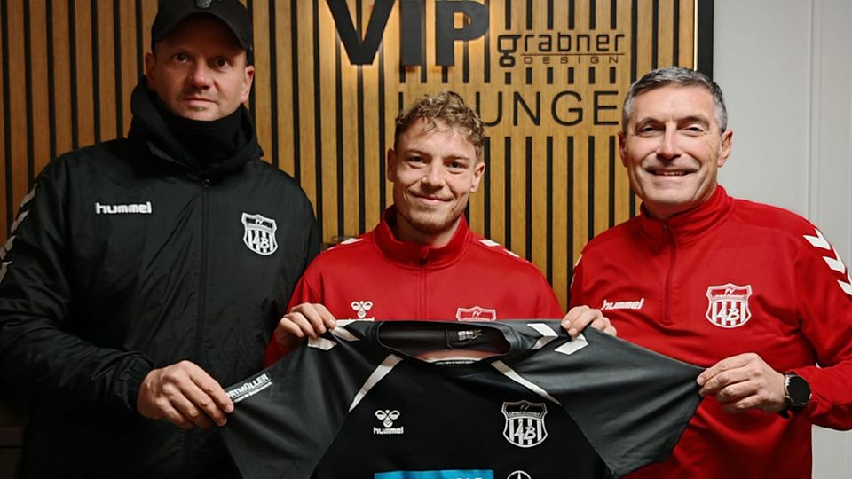 Neuzugang Mike Muser (Mitte) mit FVLB-Trainer Thorsten Szesniak (links) und Sportchef Antonio Ratto | Foto: Verein