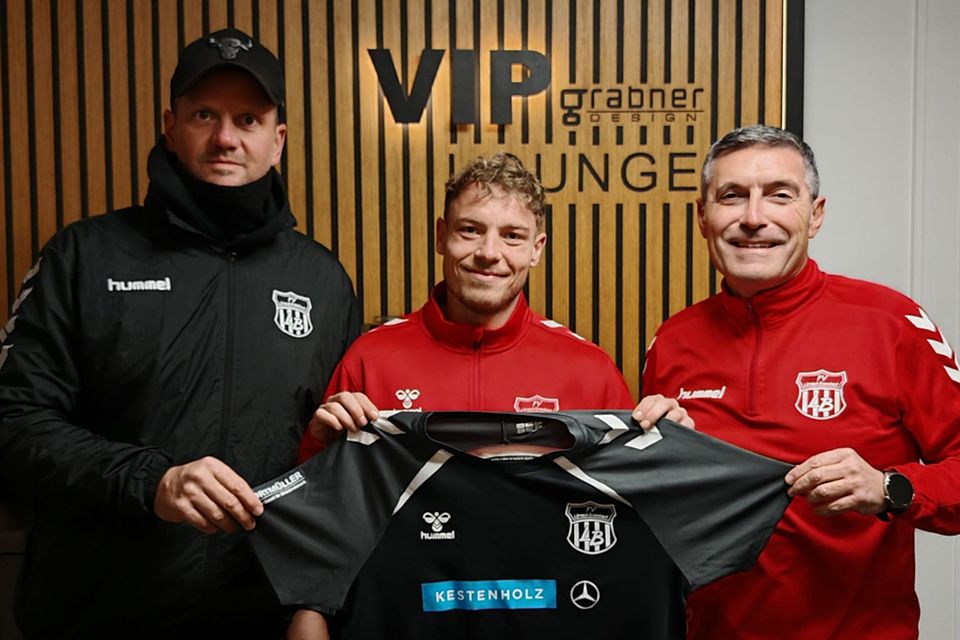 Neuzugang Mike Muser (Mitte) mit FVLB-Trainer Thorsten Szesniak (links) und Sportchef Antonio Ratto | Foto: Verein Neuzugang Mike Muser (Mitte) mit FVLB-Trainer Thorsten Szesniak (links) und Sportchef Antonio Ratto | Foto: Verein