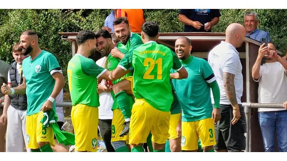 Und da jubeln sie schon wieder, die Jungs vom Wetzlarer A-Liga-Meister: Mahir Marankoz bringt Amedspor gegen Frohnhausen früh mit 1:0 in Führung und lässt sich dafür feiern. © Peter Bayer