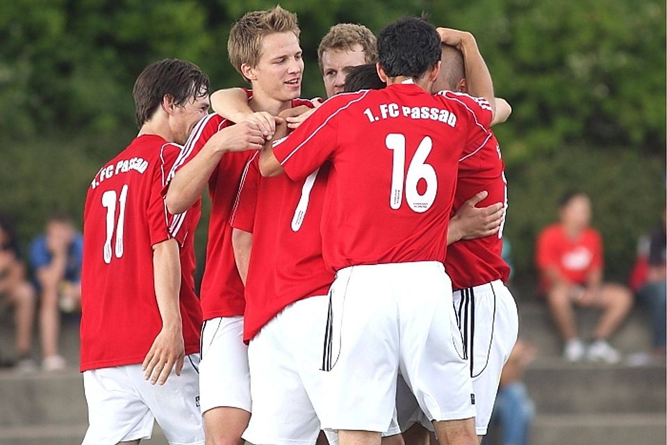 Die Kicker des 1.FC Passau wollen am Mittwoch den Aufstieg in die Landesliga feiern können Foto:Grübl Die Kicker des 1.FC Passau wollen am Mittwoch den Aufstieg in die Landesliga feiern können Foto:Grübl