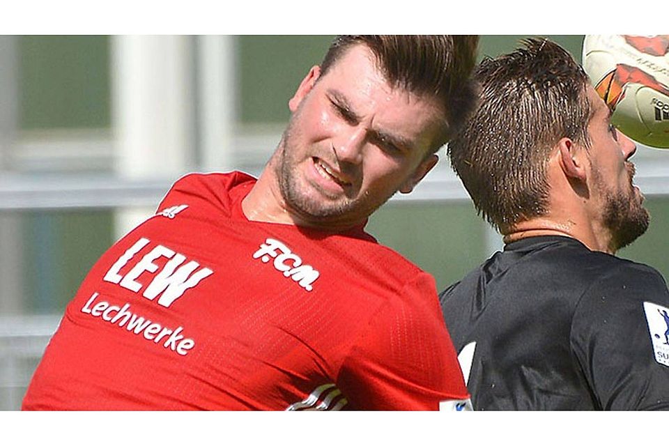 Kopfballstärke bewies Eddy Weiler (links) bei seinem Führungstor für den FC Memmingen.    F.: Olaf Schulze