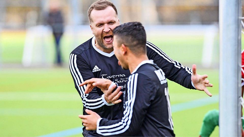 Zuletzt ein seltenes Bild: N.A.F.I.-Spielertrainer Damir Bosnjak (links) jubelt. Foto: Archiv Tom Bloch