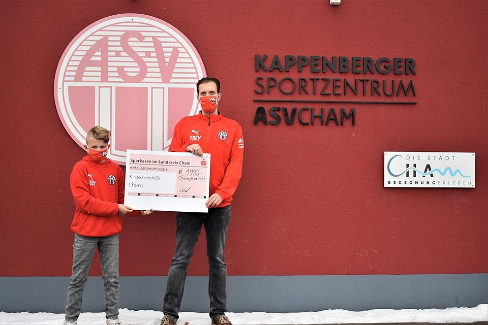 Das Foto zeigt Initiator Sebastian Wiesbeck mit Spieler Kilian Schmidhuber, welcher mit 96,3 km die größte Strecke zurückgelegt hat.
