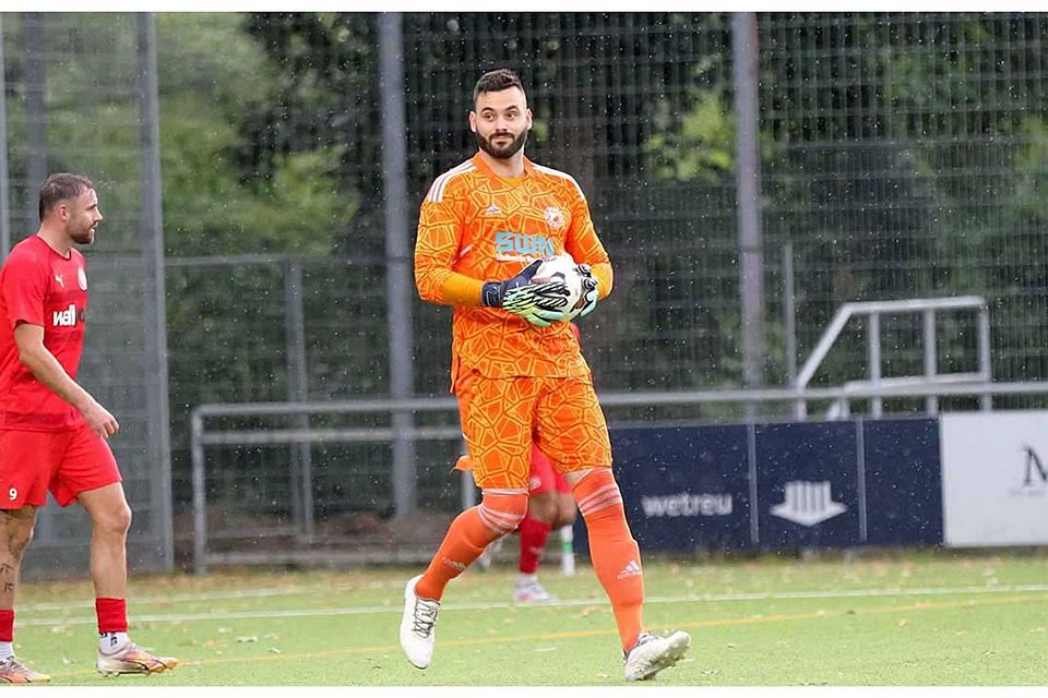 Keeper Christopher Newe (VfR Neumünster). Keeper Christopher Newe (VfR Neumünster).
