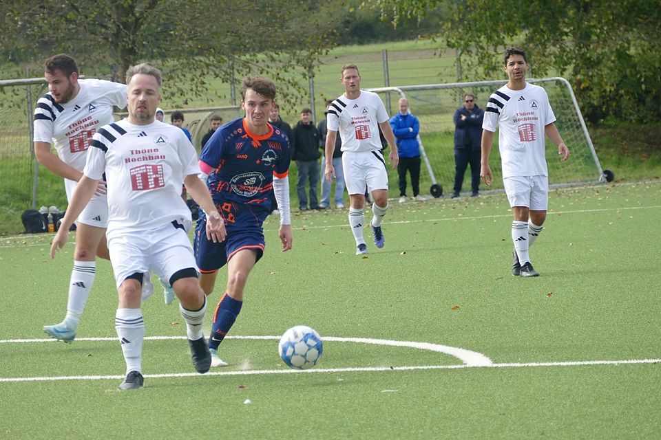 Marcel Altmann sieht mit all seiner Erfahrung, dass dieser Ball ins Aus geht.