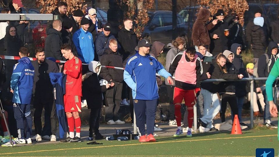 Bank von Delay Sports mit Coach Kevin Pannewitz