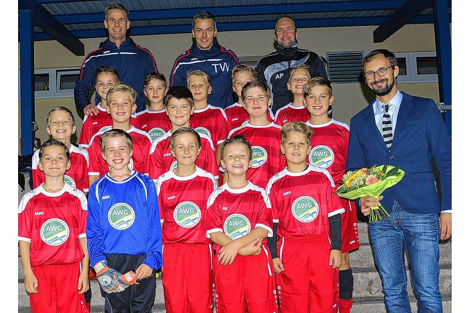 Übergabe der Spielkleidung an die Parchimer Junioren durch AWG-Vorstandsmitglied Marco Mischinger (r.) Foto: PFC