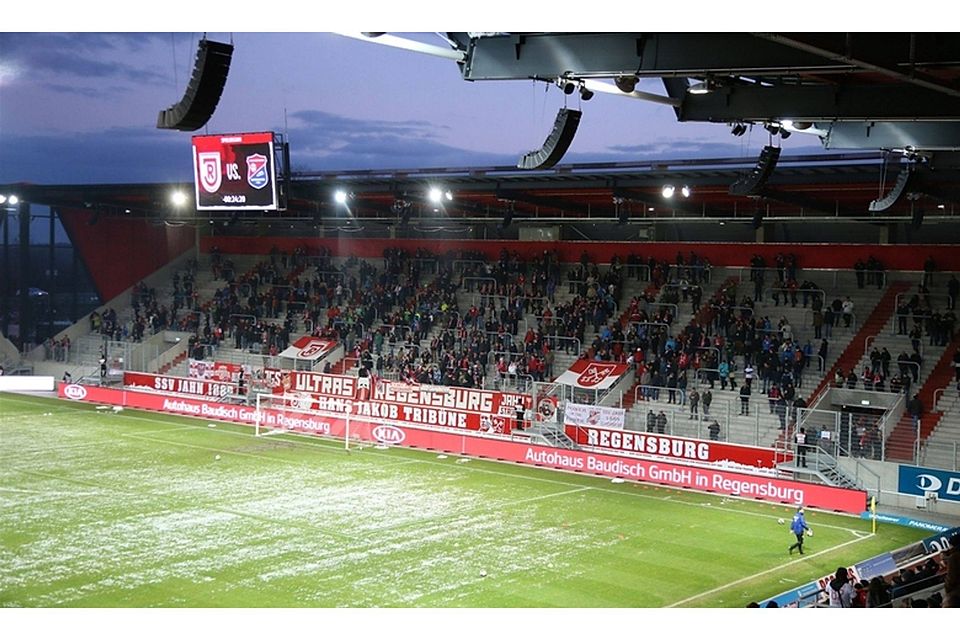 Die Platzverhältnisse in der Regensburger Arena sorgen für reichlich Gesprächsstoff. Der Klub hat eine einfache Erklärung dafür. Foto: Nickl
