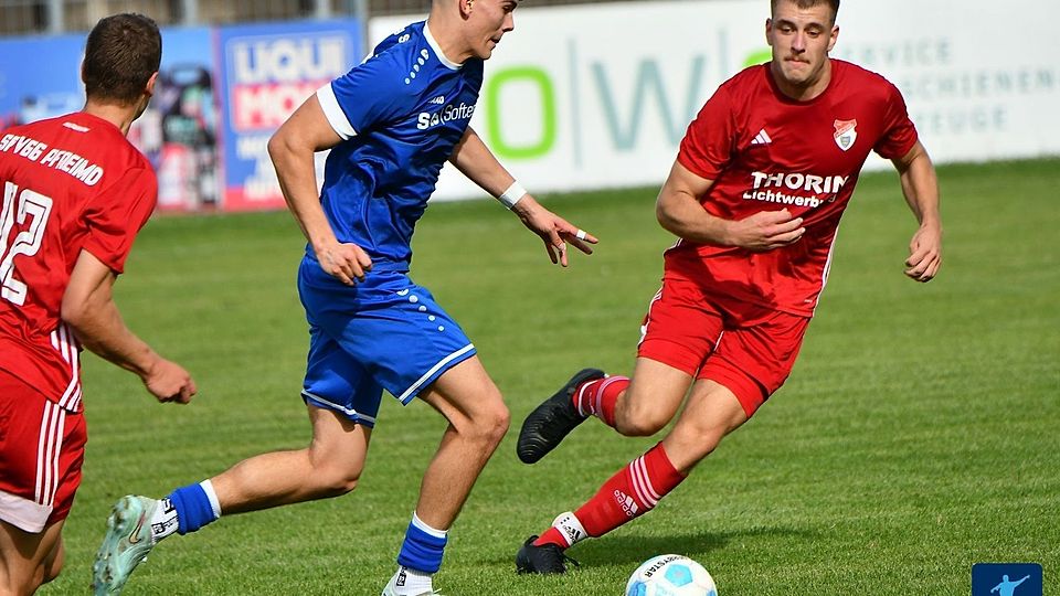 Moritz Hügel (Mitte) und die SpVgg SV Weiden II verpassen die Rückkehr auf Platz eins.