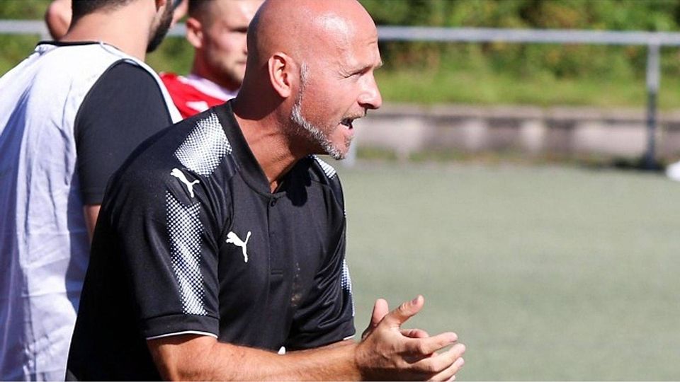 Trainer Serkan Buz vom FC Dostluk Friedrichshafen (vorne) fordert eine Reaktion auf die 2:5-Niederlage Mitte der Woche in Oberteuringen. Foto: alho