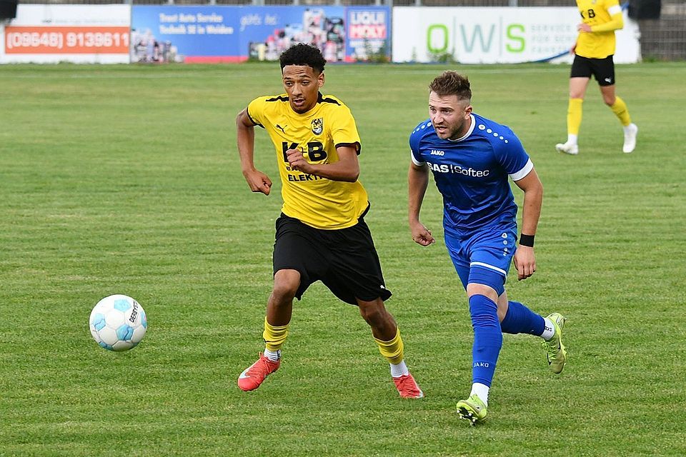 Weidens Matthias Heinl (rechts) gegen Ambergs Matthew Carswell: Dieses Sprintduell könnte es am Samstag wieder geben.