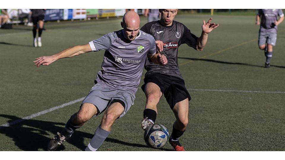 Der SSC Burg II und Pierre Mühl (r.), der hier vor Johannes Kemmler an den Ball kommt, besiegen die SG Roth/Simmersbach mit 3:1 und festigen Rang eins in der Fußball-A-Liga. © Lorenz Pietzsch