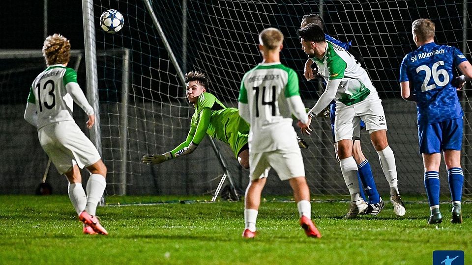 Mit starken Paraden verhinderte Timo Königseder (hellgrün) eine höhere Niederlage seines SV Röhrnbach gegen die SpVgg Grün-Weiß Deggendorf