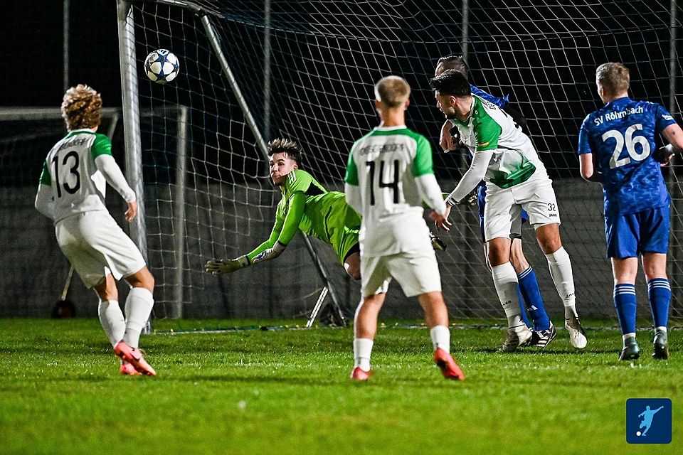 Mit starken Paraden verhinderte Timo Königseder (hellgrün) eine höhere Niederlage seines SV Röhrnbach gegen die SpVgg Grün-Weiß Deggendorf