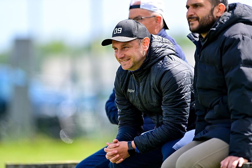 Verhinderter Trainer: Der Mannschaftsrat hat sich nach der Entlassung des Trainerduos Wastl/Ring gegen den vom Vorstand geholten Robert Rakaric (2.v.r.) ausgesprochen. Er verfolgt das Geschehen als neutraler Beobachter.