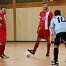 Die Vorfreude auf das nächste Futsal-Spiel ist Naim Nimanaj (am Ball) und Almin Rizdal vor der Partie gegen Tur Abdin Memmingen ins Gesicht geschrieben. Kein Wunder, zu sehr dominierte die DJK Memmingen-Ost das Turnier.  Foto: Axel Schmidt