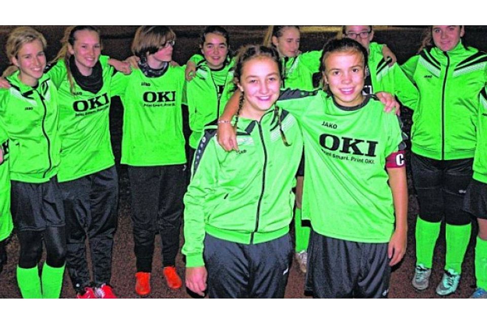 Sarah Gerber und Brit Porschen (vorne v.l.) schafften es innerhalb von einer Woche, insgesamt 18 Mädchen für Fußball zu interessieren. Heute sind sie im C-Jugend-Team feste Größen. Foto: hfs.