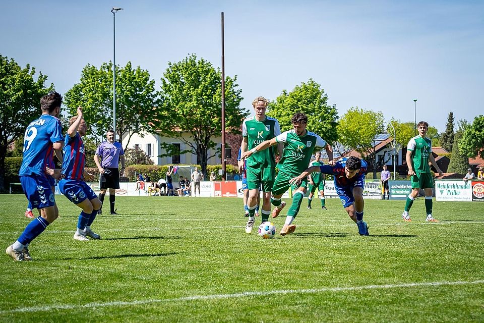 Mehr Effektivität wünschte TuS-Coach Orhan Akkurt von seinen Schützlingen um (v.l.) Tobias Bebber und Fabio Sabbagh vor dem Dorfener Tor.