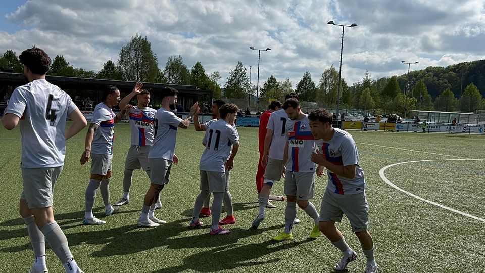 Die Spieler des SC YF Juventus freuen sich über den Erfolg in Wettswil.