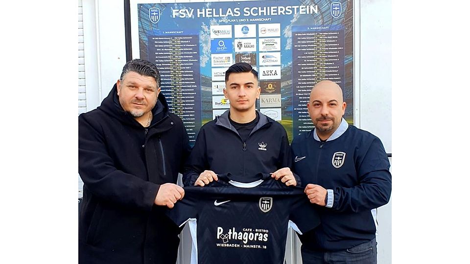 Hoffnungsvoller Youngster: Aristeidis Kastoras (Mitte) soll in der Offensive von Hellas wirbeln. Clubchef Kyriakos Tsakas (l.) und Trainer Georgios Politis freuen sich.	Foto: Hellas Schierstein