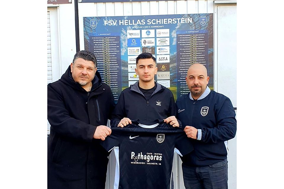 Hoffnungsvoller Youngster: Aristeidis Kastoras (Mitte) soll in der Offensive von Hellas wirbeln. Clubchef Kyriakos Tsakas (l.) und Trainer Georgios Politis freuen sich.	Foto: Hellas Schierstein
