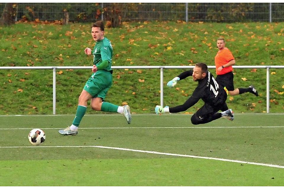 Das wäre das 4:0 gewesen: Ingelheims Fabian Commes hat den Knittelsheimer Keeper Daniel Heiter schon überwunden, setzt den Ball aber neben den Pfosten.	Foto: Thomas Schmidt