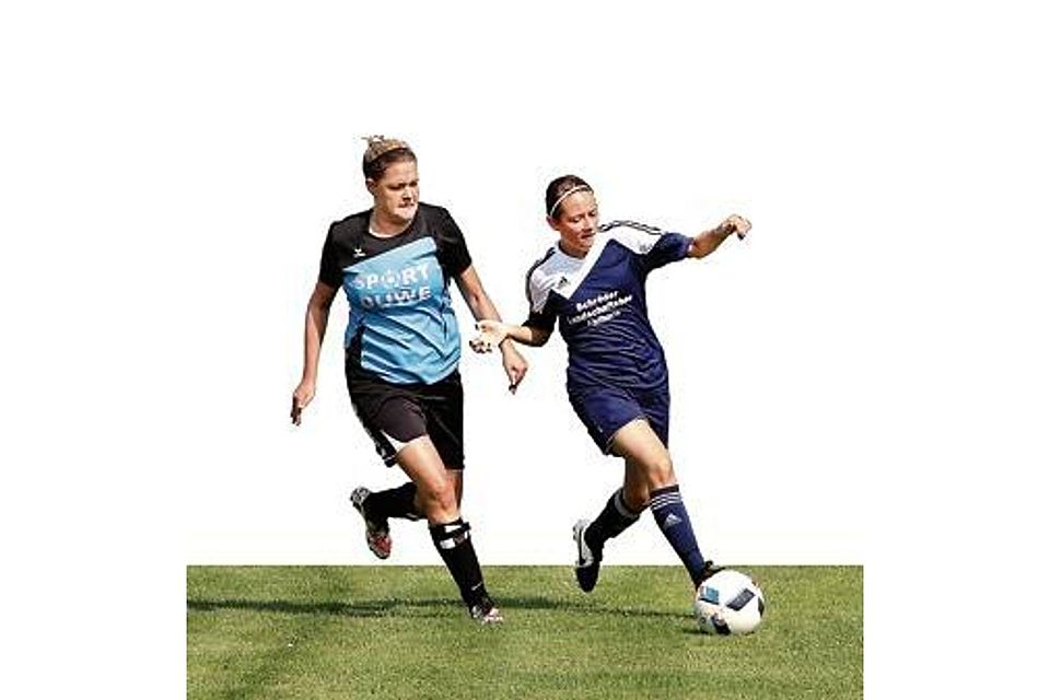 Immer am Ball: Die Frauen des Ahlhorner SV (blau-weiß/am Ball: Anna Tortora) haben in der Fußball-Kreisliga gegen den TuS Vielstedt einen hohen Sieg errungen. Mit 7:2 fielen in der Partie insgesamt neun Tore. Dörte Eilers