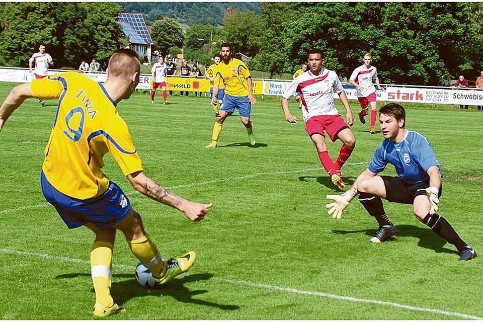 Gleich steht es 2:1 für den Tura: Fabian Czaker (Nummer 9) passt zu Fatih Kalkan (Mitte), der den Ball mit dem rechten Fuß ins Tor schießen wird. Foto: Hartmut Ruffer