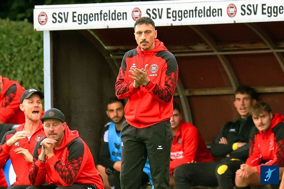 Eggenfeldens Coach Valdrin Blakaj testet mit seinem Team oft auf dem Kunstrasenplatz in Johannesbrunn 