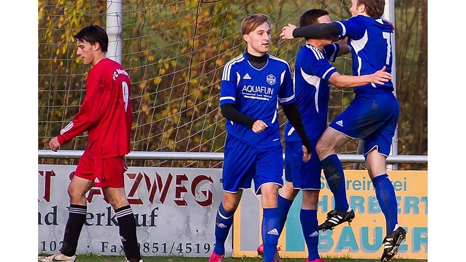 Oberpollings Topscorer Michael Kurz (Mitte) im Siegesgetümmel  Foto : Karl-Heinz Hönl