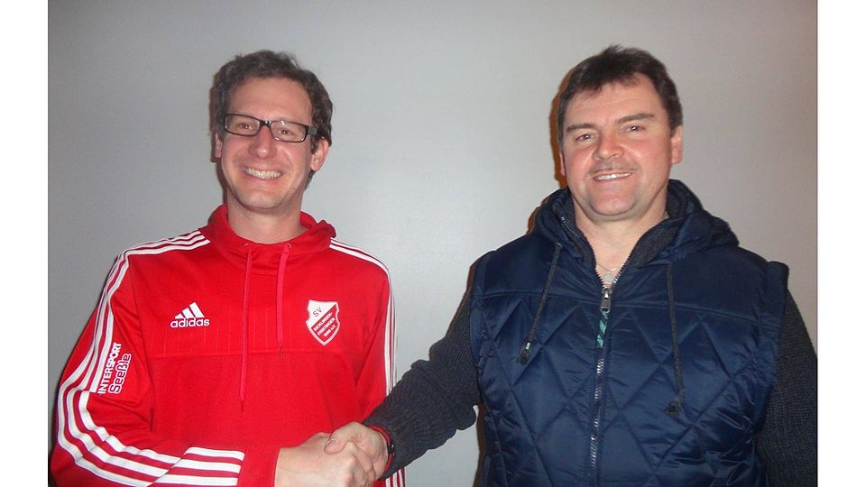 Kicklingens Abteilungsleiter Wolfgang Auer (links) und sein künftiger Trainer Anton Schnelle besiegeln per Handschlag die Zusammenarbeit.