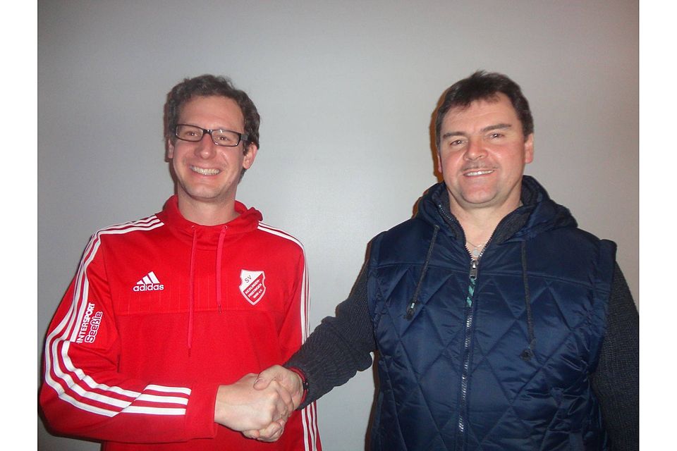 Kicklingens Abteilungsleiter Wolfgang Auer (links) und sein künftiger Trainer Anton Schnelle besiegeln per Handschlag die Zusammenarbeit.