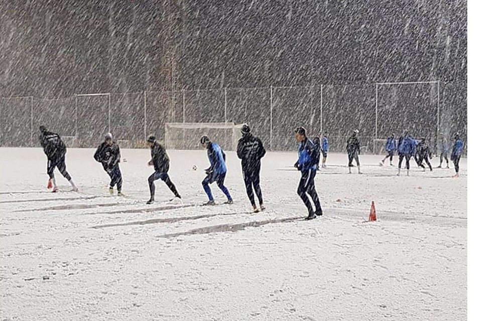Kicker im Schnee: Der 1. FC Garmisch-Partenkirchen bereitet sich auf die Frühjahrsrunde vor.  Privat
