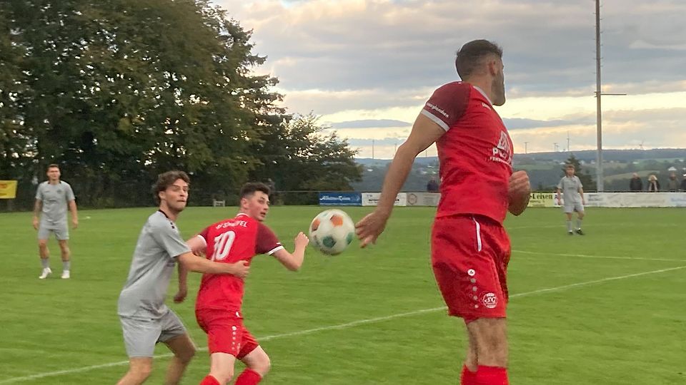 Kampf und schnelles Umschalten waren bei der SG Schneifel Trumpf: Hier verlängert Nicolas Görres einen Ball auf Jan Pidde.