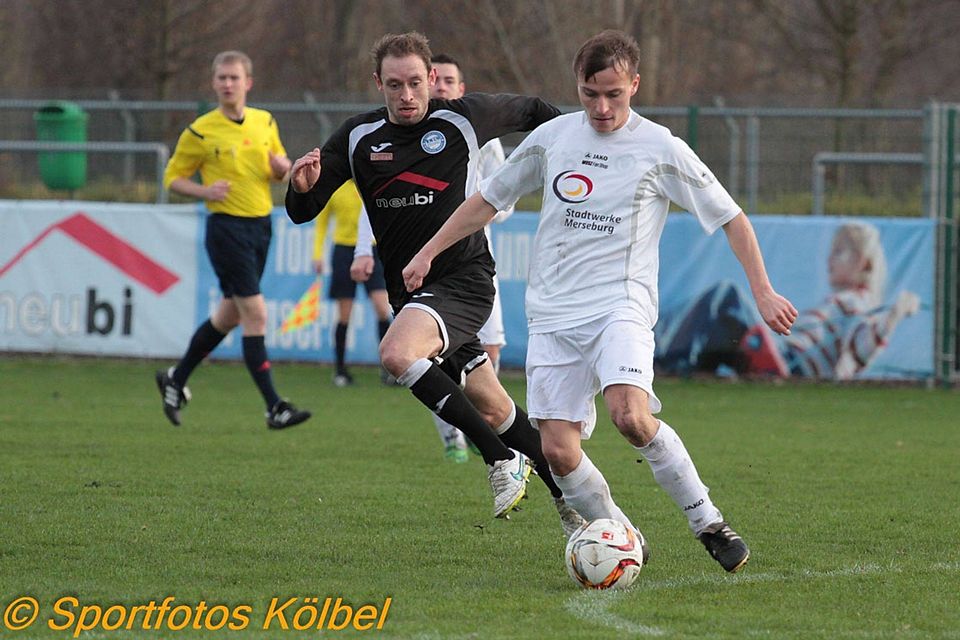 Merseburg 99 (in weiß) peilt wie im Hinspiel gegen den 1. FC einen dreifachen Punktgewinn an   F: Kölbel