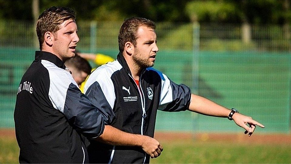 Die Brüder Simon (l.) und Louis Hupe (r.) werden beim VfL Thüle nach drei Siegen wieder die Rolle als Co-Trainer einnehmen. F: Rogala