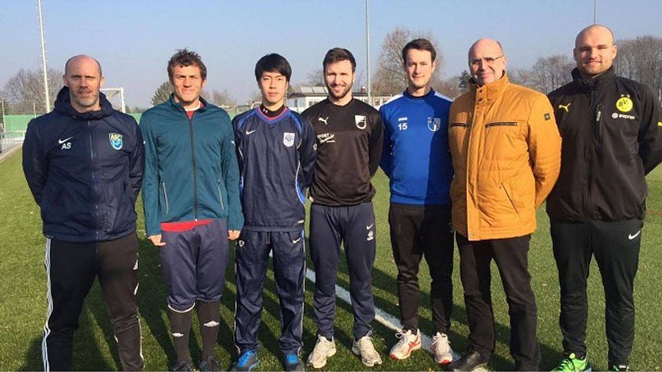 Die Neuzugänge des ASC Neuenheim umringt von Trainern und Vorstand. Neben Trainer Alex Stiehl: v.l. Plewa, Kushida, Baumann und Ginter.