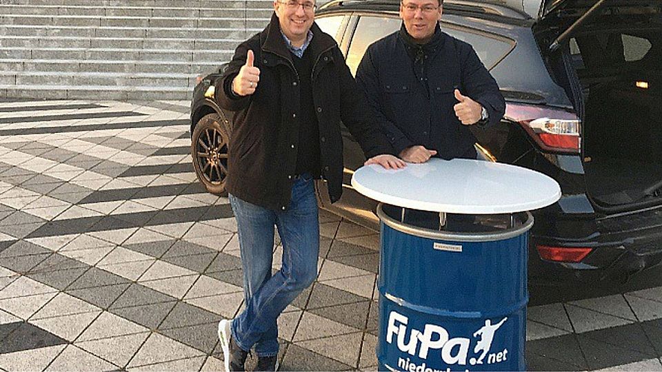 Bei seinem Besuch in Düsseldorf hat Dirk Gärtner (r.) gleich mal den Fair-Play-Preis eingesackt: FuPa-Niederrhein-Leiter Christian Kurth übergab den FuPa-Stehtisch. Foto: Strate