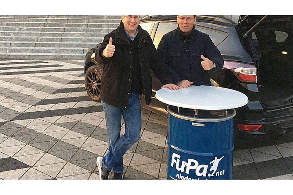 Bei seinem Besuch in Düsseldorf hat Dirk Gärtner (r.) gleich mal den Fair-Play-Preis eingesackt: FuPa-Niederrhein-Leiter Christian Kurth übergab den FuPa-Stehtisch. Foto: Strate