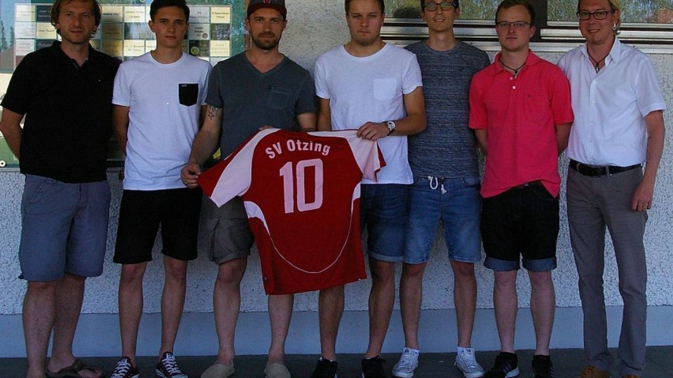 Foto: SVO  v.l. Abteilungsleiter Christian Voit, Lorenz Holmer, Trainer Rupert Doppelhammer, Michael Saxinger, Robert Bäuml, Daniel Zacher und 1. Vorstand Erwin Grill