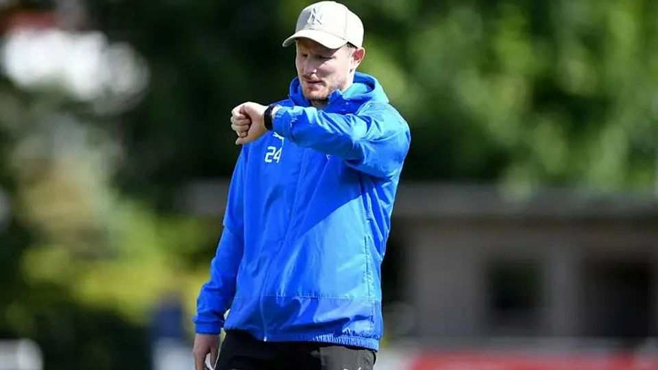 Sieht ein Remis seiner Mannschaft in der Fußball-Verbandsliga gegen Limburg: Johannes Burk, Trainer des FV Breidenbach. (Archivfoto) © Jens Kaliske