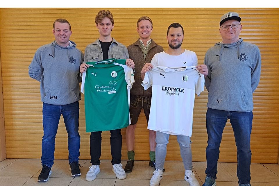 Christoph Konietzny (zweiter von rechts) und Florian Weichslgartner (zweiter von links) haben sich der DJK-SV Adlkofen angeschlossen 