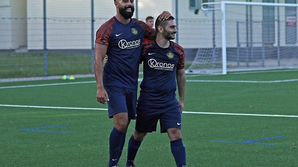 Matchwinner und drei-Tore-Mann Emrah Gürkan (links) hat gut lachen und freut sich mit seinem Ataspor-Mitspieler Hasan-Ali Serdar über eines seiner drei Tore.	