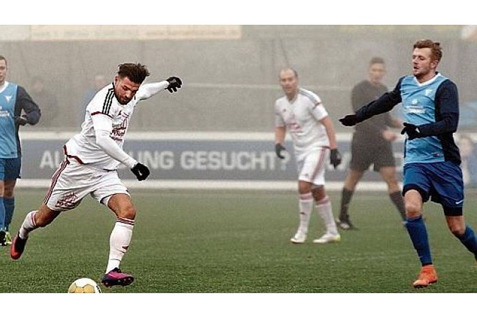Im Nebel die Übersicht behalten: Die Braker Fußballer (in Weiß) Dennis Weiß