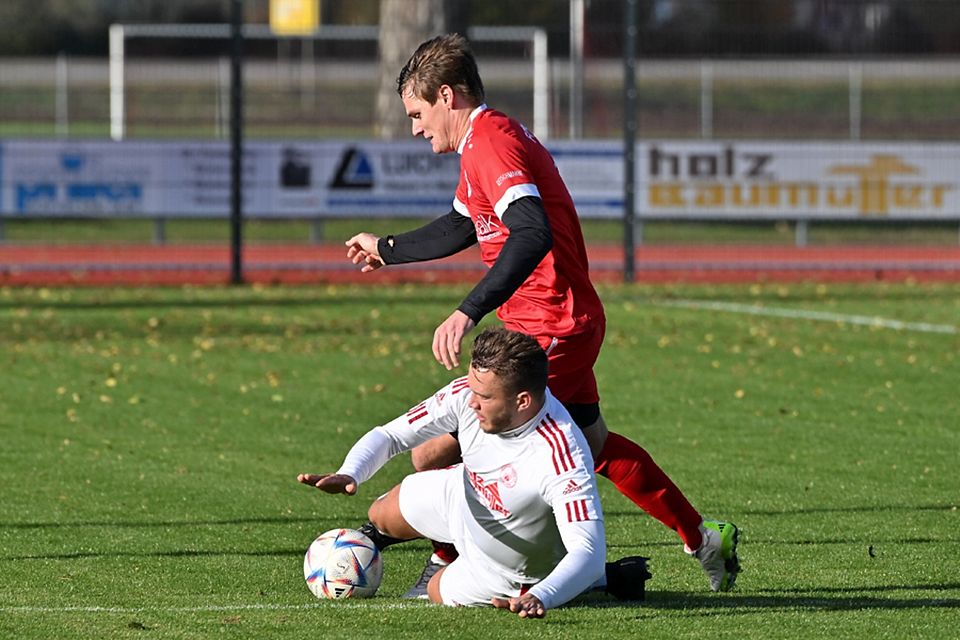 Voller Einsatz: Dominik Danowski (weißes Trikot) machte das umjubelte späte Siegtor für den SV Mering gegen Heimertingen. 