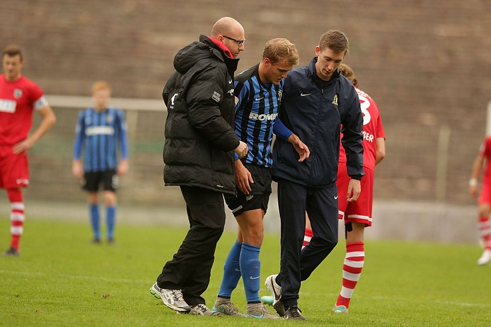 Schockdiagnose für Silvano Varnhagen (Mitte): Im Spiel bei Wormatia Worms hat sich der 22-Jährige schwer am Kreuzband verletzt. Foto: Sebastian Schwarz