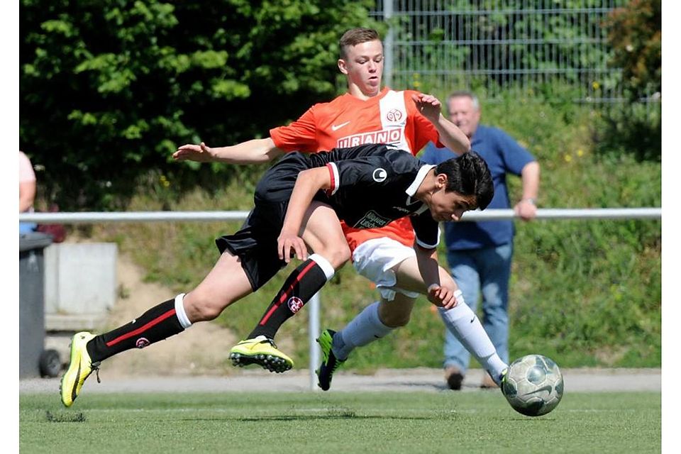 Zurück im 05-Trikot: Dominik Wanner (rot), hier im Duell mit Oguzhan Demirci vom FCK bei einem U 15-Spiel im Jahr 2014.